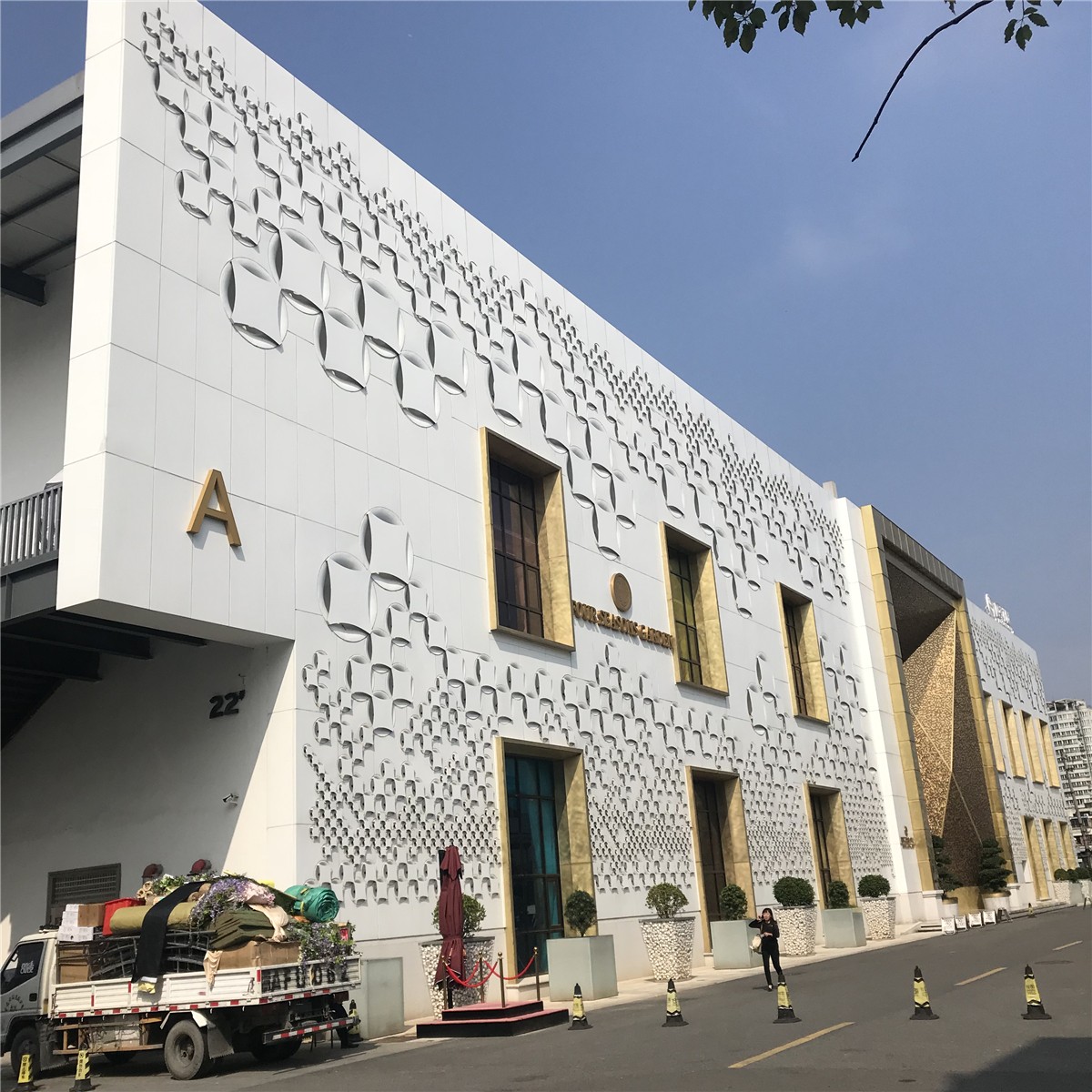 Fire resistant aluminium cladding on commercial building facade