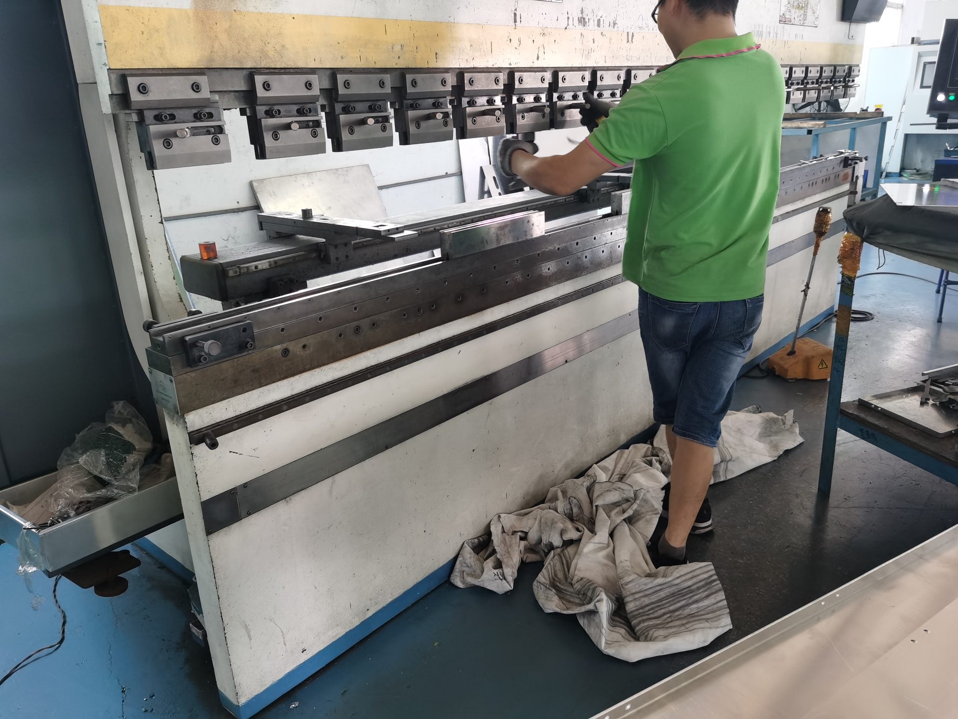 Aluminum Veneer Panel Installation: Complete Guide for Facade Contractors CNC precision bending of aluminum veneer panel at Likton factory ensures accurate panel geometry for installation