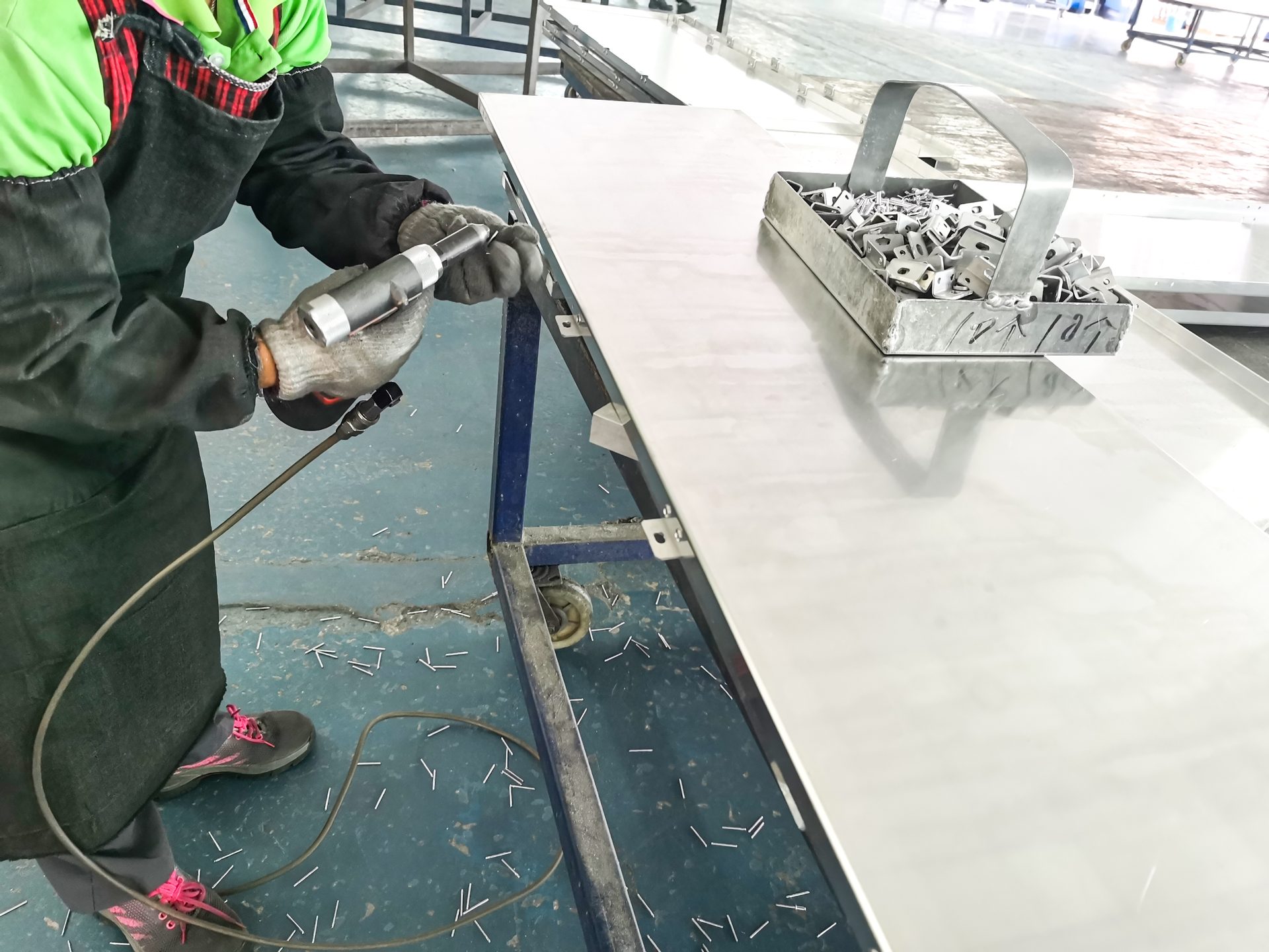Back stiffener and rivet assembly on aluminum veneer panel