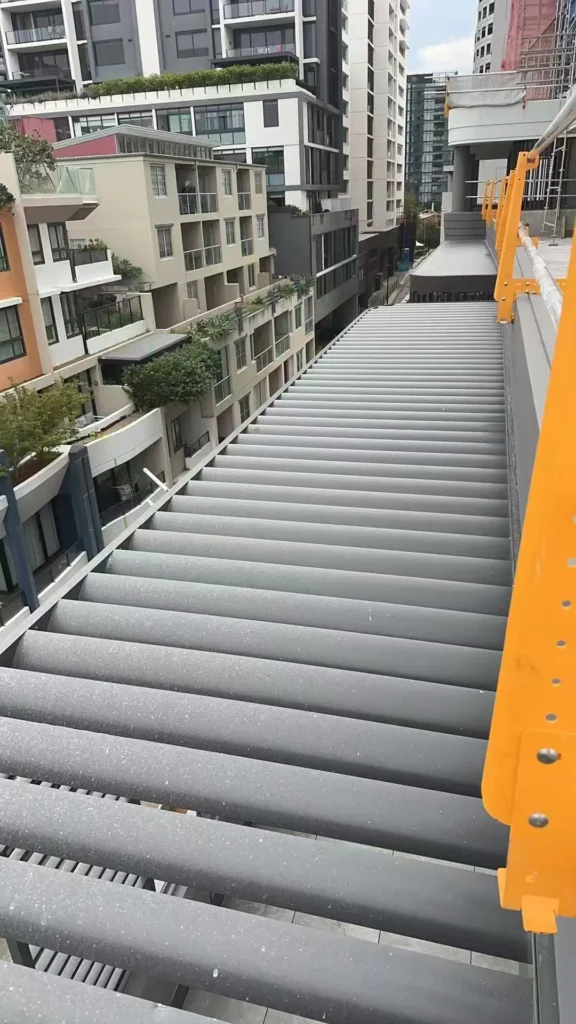Curved Aluminum Pergola for Rooftop Terrace - 7