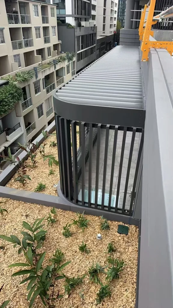 Curved Aluminum Pergola for Rooftop Terrace - 6
