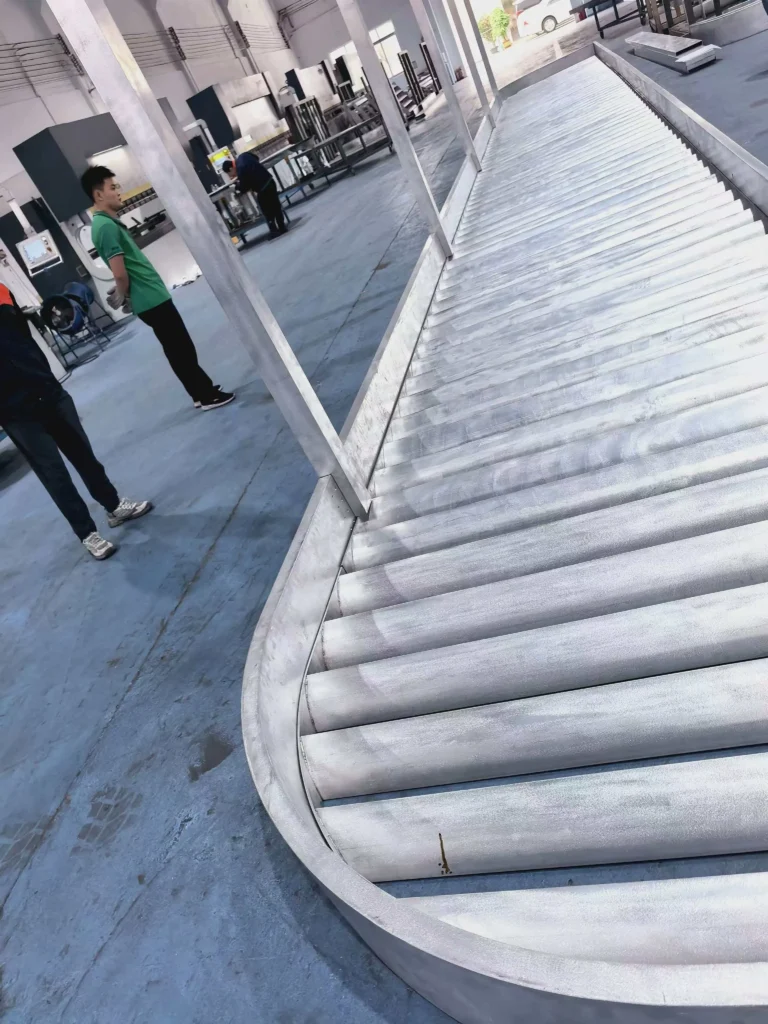 Curved Aluminum Pergola for Rooftop Terrace - 4