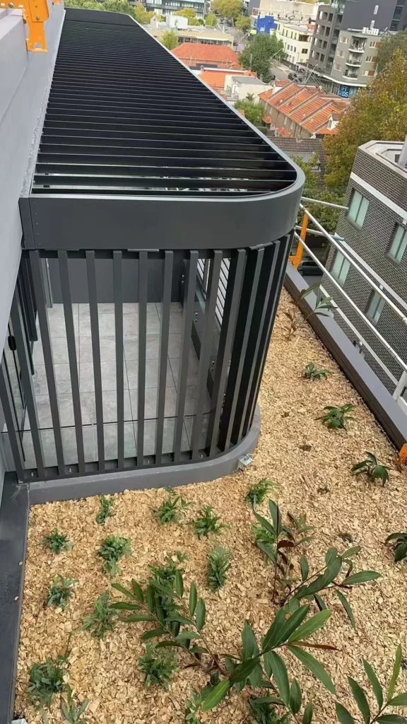Curved Aluminum Pergola for Rooftop Terrace - 10