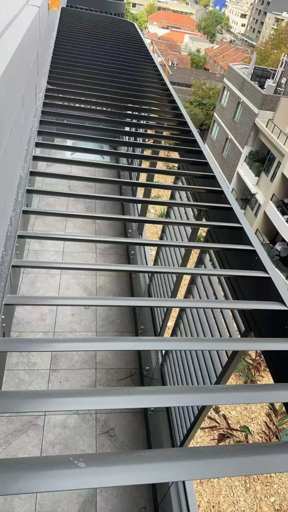 Curved Aluminum Pergola for Rooftop Terrace - 9